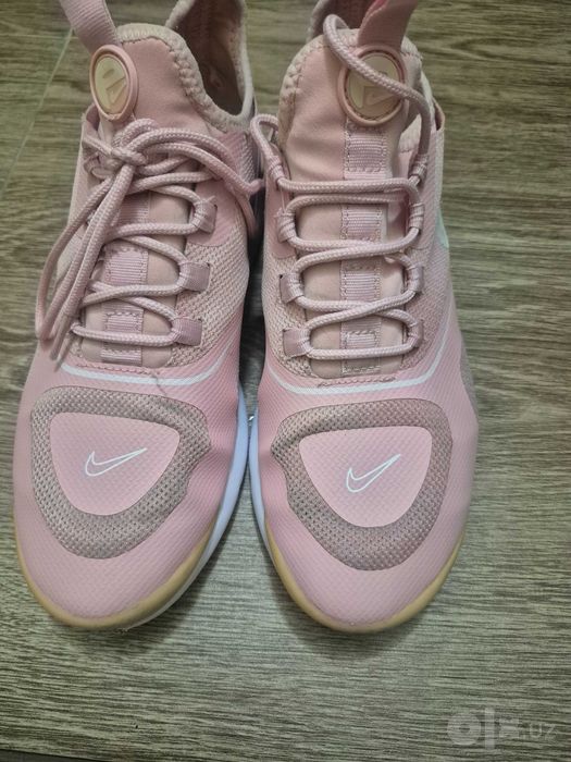 Продаются кросовки б/у в хорошем состоянии nike.39 размер .