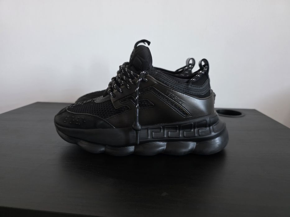 Vând adidași Versace Chain Reaction – Triple Black, mărimea 42.
Sunt p