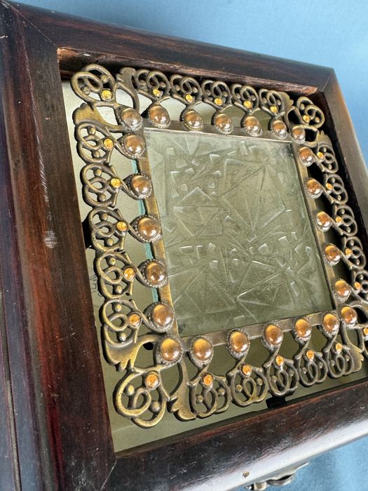 Стара дървена кутия за бижута