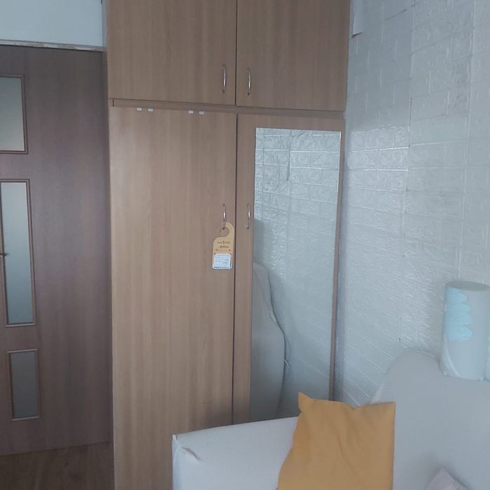 Dulap de vanzare, 4 usi. Bara si raft