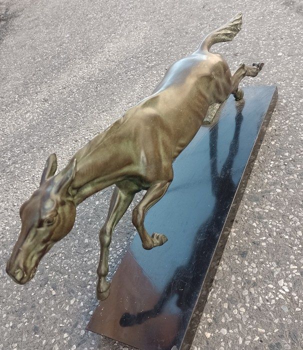 Superbă sculptura de dimensiuni mari,cal din bronz pe soclu din marmură neagră,piesa cu o lucrătură de o foarte mare finețe, dimensiuni lungime 68 cm