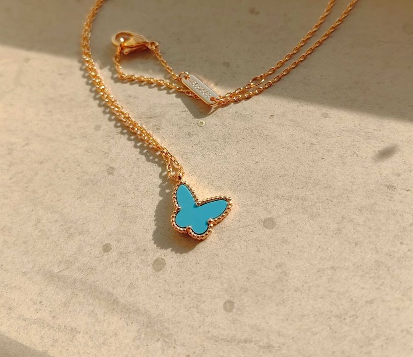 Златно дамско колие с пепрудка от син тюркоаз, Van Cleef & Arpels VCA