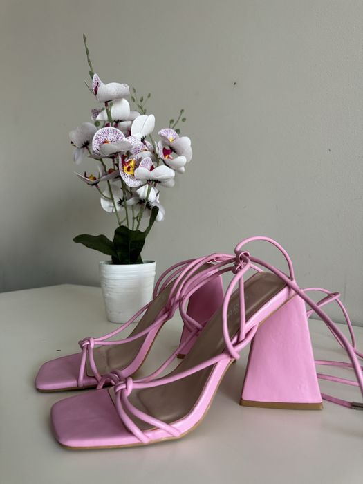 Розови елегантни обувки на ток