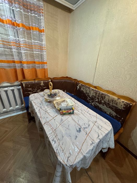 Угловой кухонный стол