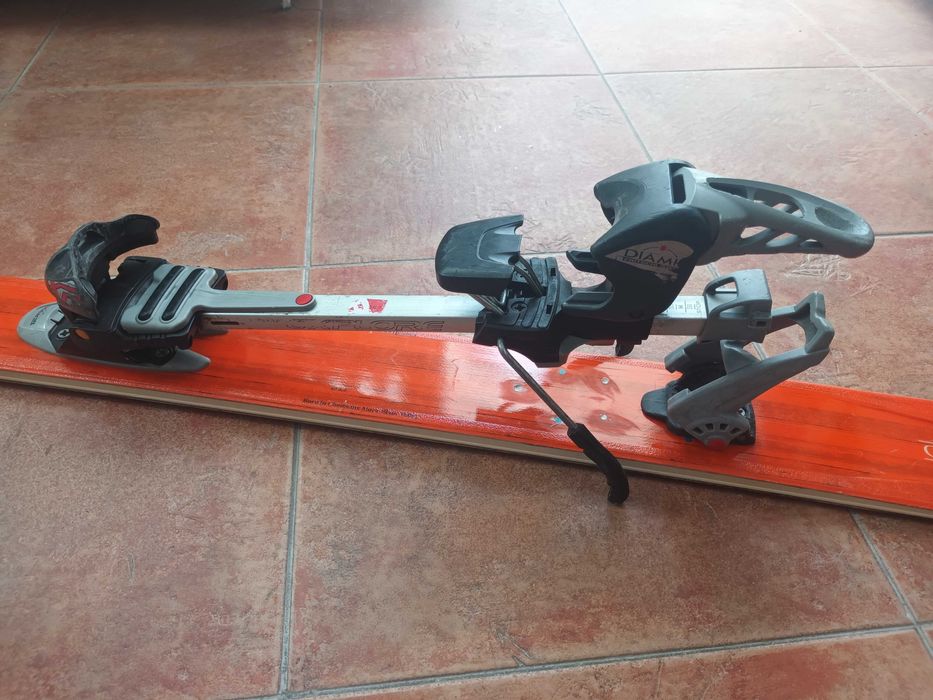 Schiuri de tura, clapari, piei de foca, legaturi, casca