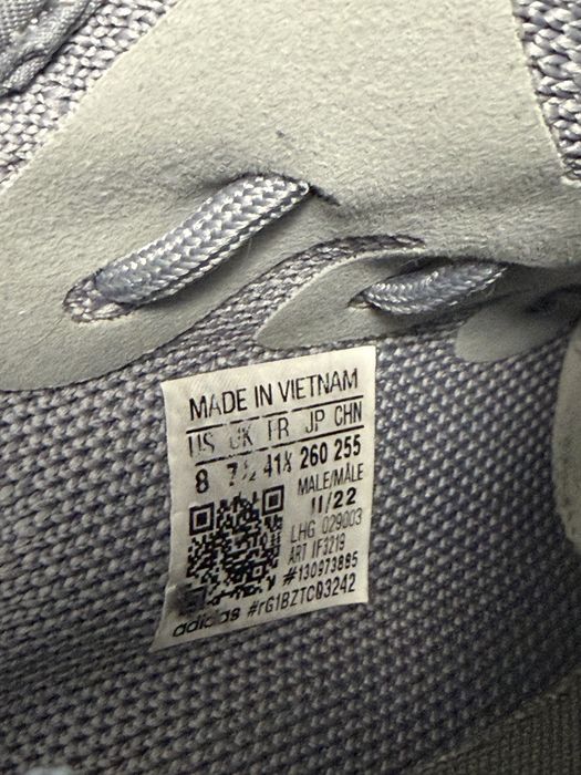 Vând Yeezy Boost 350 V2 ‘Steel Grey’