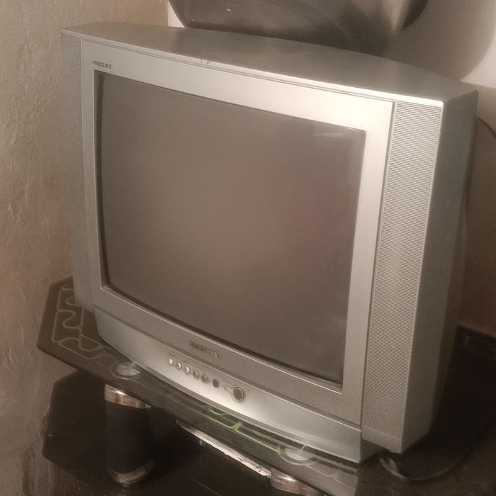 Стол и телевизор