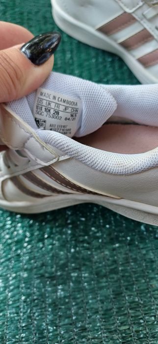 Adidașii fetita .