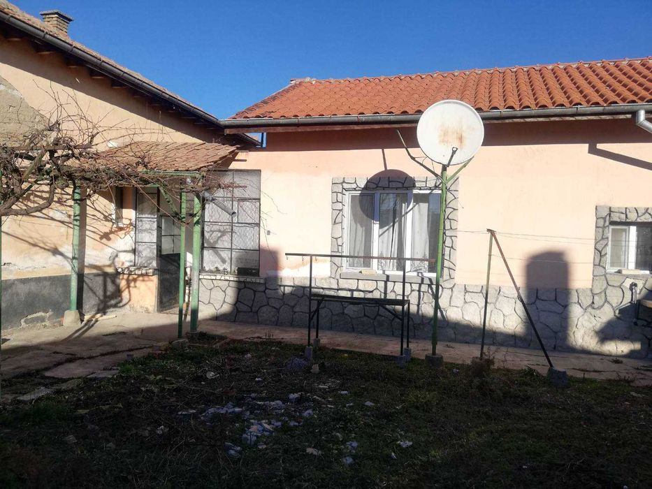 Къща с двор 628 кв.м в с. Габарево