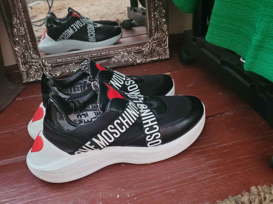 Sneakers Love Moschino