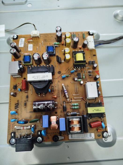 Televizor LG Smart 3D, funcționabil cu ecran crapat