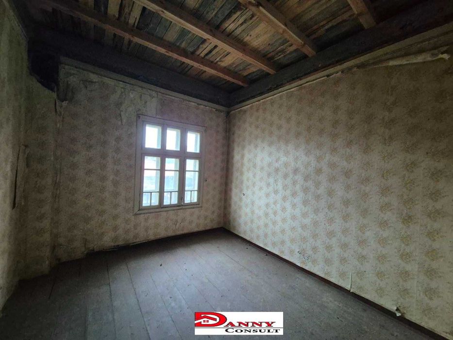 Двуетажна къща с двор и кладенец в с. Драгижево