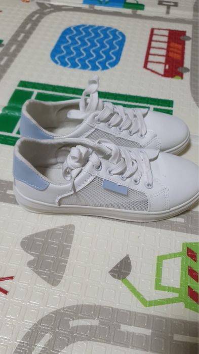 Женскте кроссовки