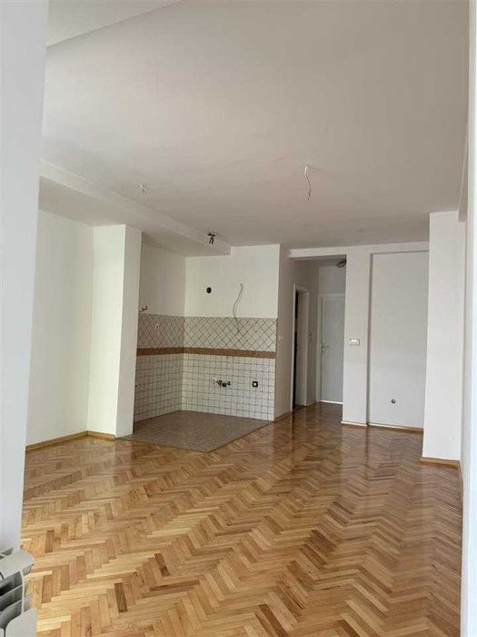 Дава се под наем Двустаен апартамент в Пловдив, Младежки Хълм - 69 кв.м за 219.3 € - Снимка #2