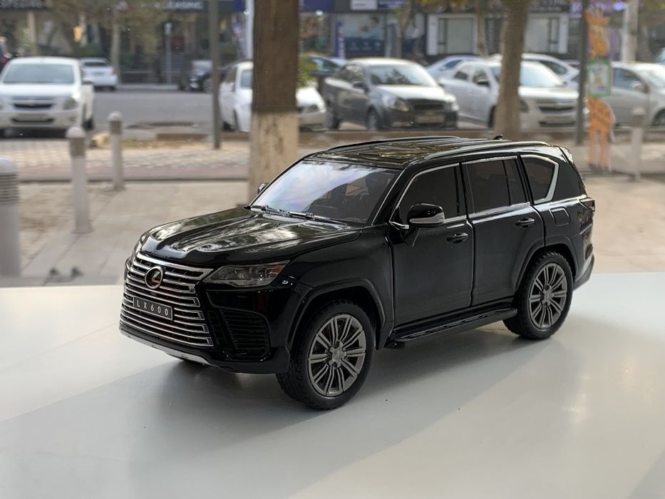Modelka Lexus LX 600 1:24