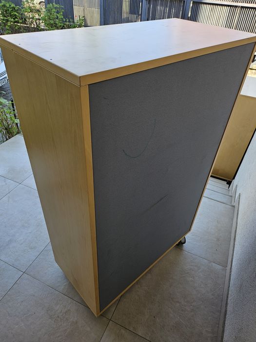 Dulap pe roți cu uși glisante – practic, modern, calitate premium.