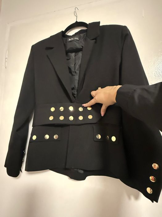Официален костюм в черен цвят със златисти копчета