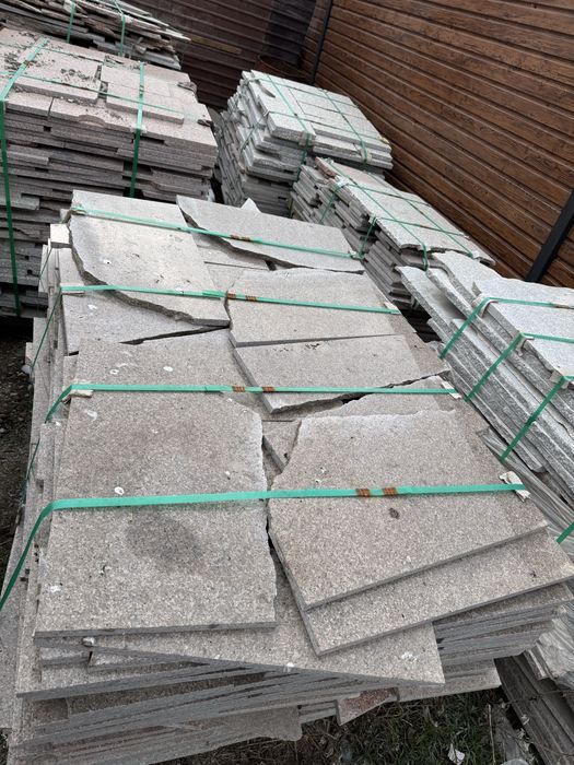 Гранит природный .