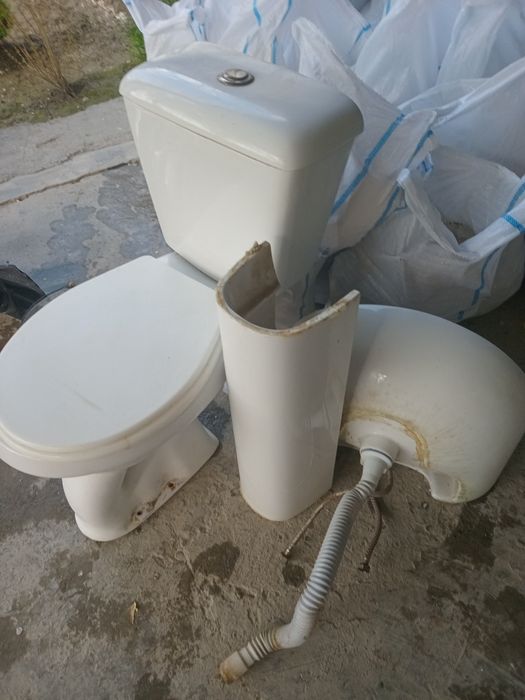 Унитаз сборный комплект Раковина сборный комплект состояние хорошее!