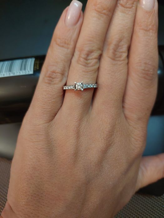 Продаётся бриллиантовое кольцо