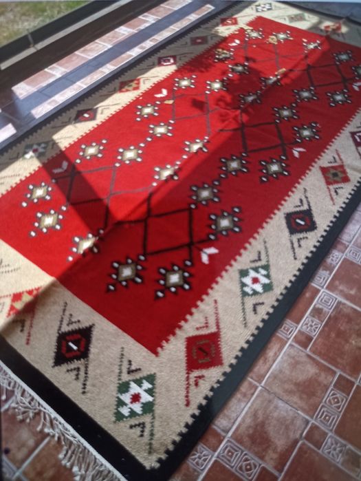 Covoare de lana vechi nefolosite ,au o vechime de aproximativ 40 ani