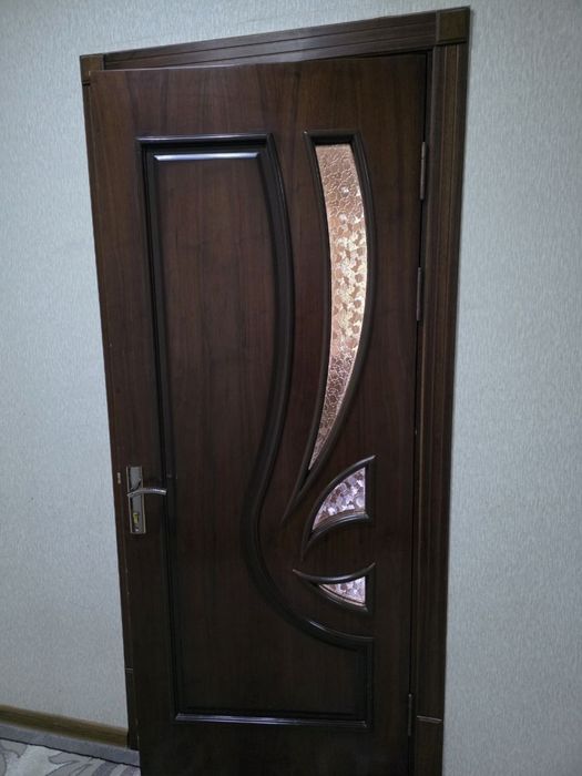 двери из материала шпон в хорошем состоянии
