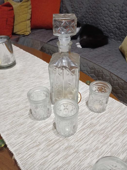 Гарафа с чаши за уиски, каничка с чаши за ракия