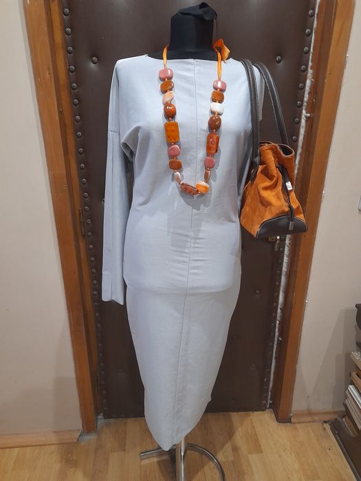 Rochie numinou, poseta și accesorii