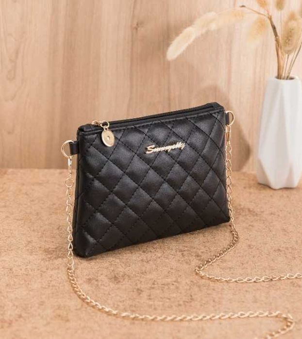 Черна чанта през рамо с метален декор