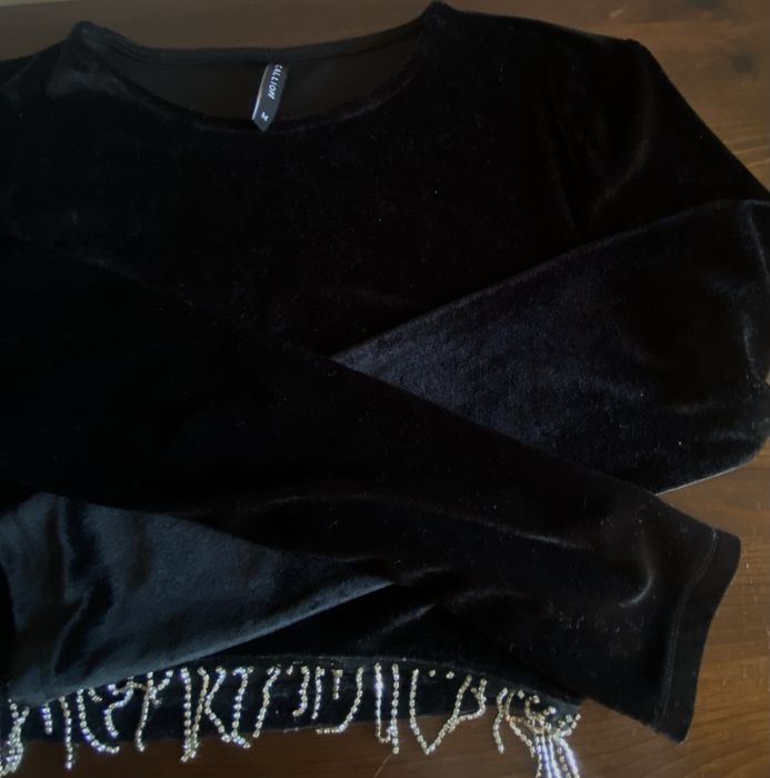 Велурена черна блуза с бляскави ресни от Calliope