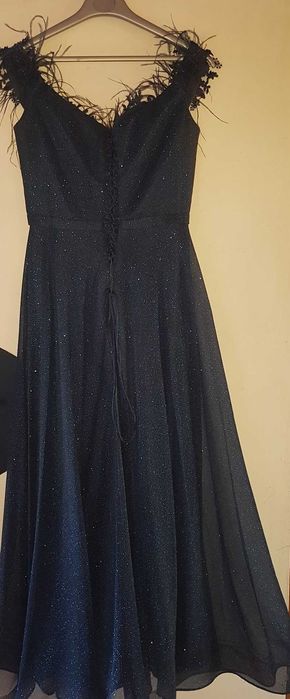 Бална рокля в отлично състояние, носена само веднъж за няколко часа.