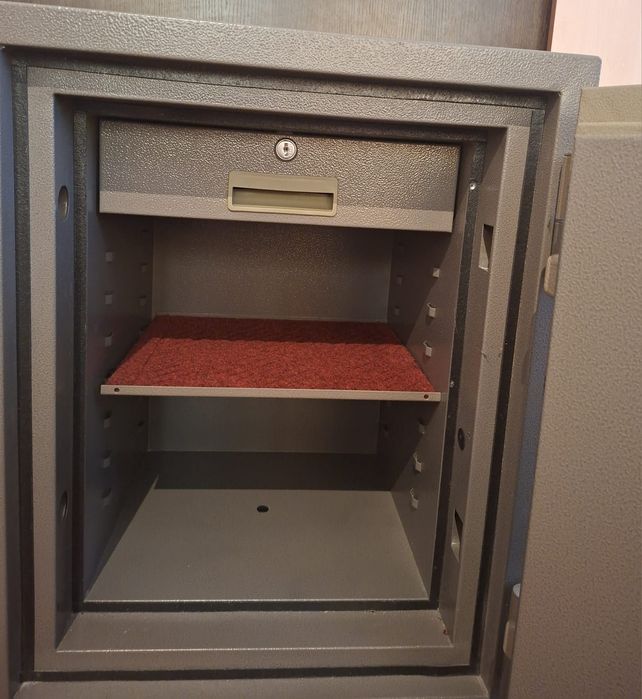 Продам сейф новый
