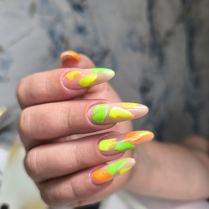 Наращивание ногтей , маникюр , педикюр .