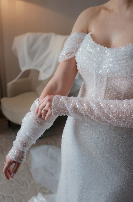 Rochie de mireasa alba, cu trena și mâneci detasabile