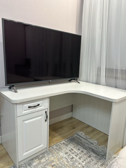 Письменный стол белый