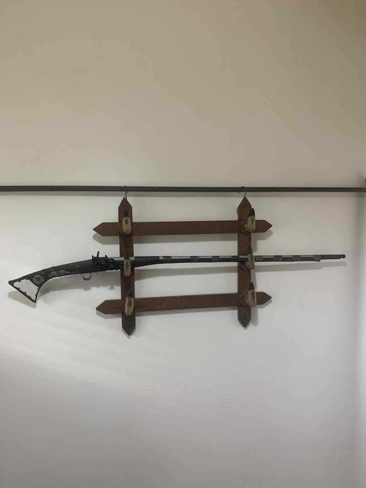 Suport de perete pentru arme