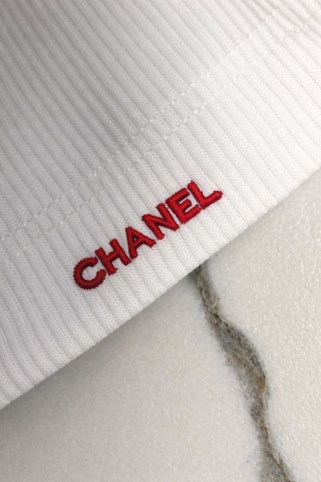 бял топ на шанел рипсен потник chanel с червено лятна блука горница