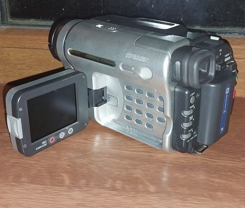 Видеокамера Sony Handycam Video Camera Recorder CCD-TRV438E PAL