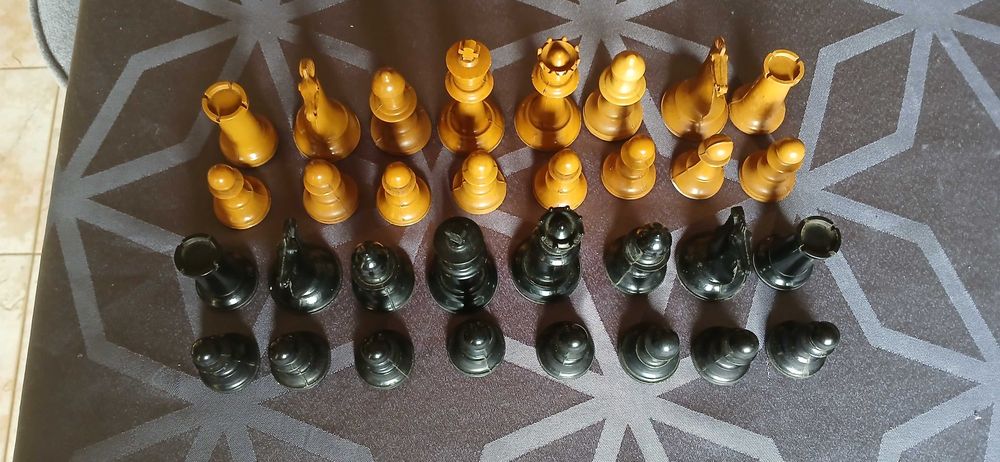 Шахматен часовник и комплект фигури