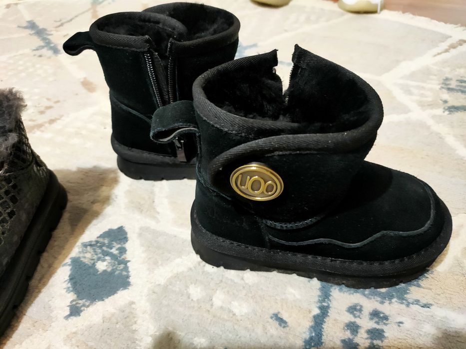 Продам угги в отличном состоянии  2пары