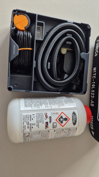 Компресор за гуми Continental Ford комплект с лерило в чанта