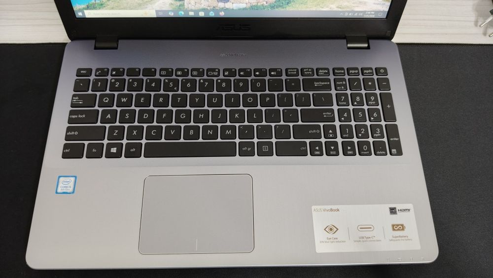 Laptop Asus Core i5 8250U/8gb ram ddr4/Ssd 250gb ca nou