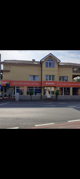 Proprietar .închiriez apartament 3 camere+garaj zona Piața Spitalului