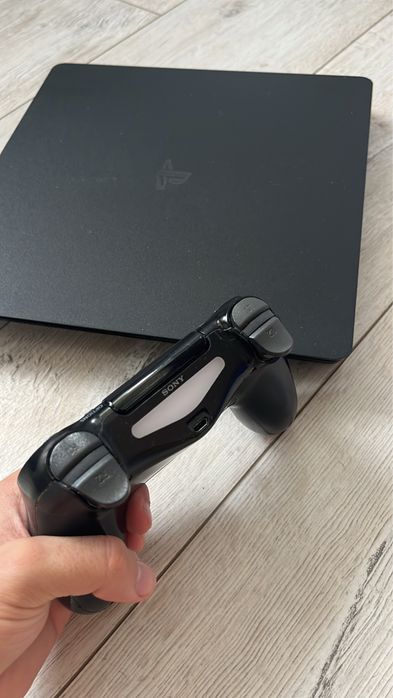 PS4 Slim 500GB-плюс 7 игри от снимката  със игрите цената е 170 без тях 150!