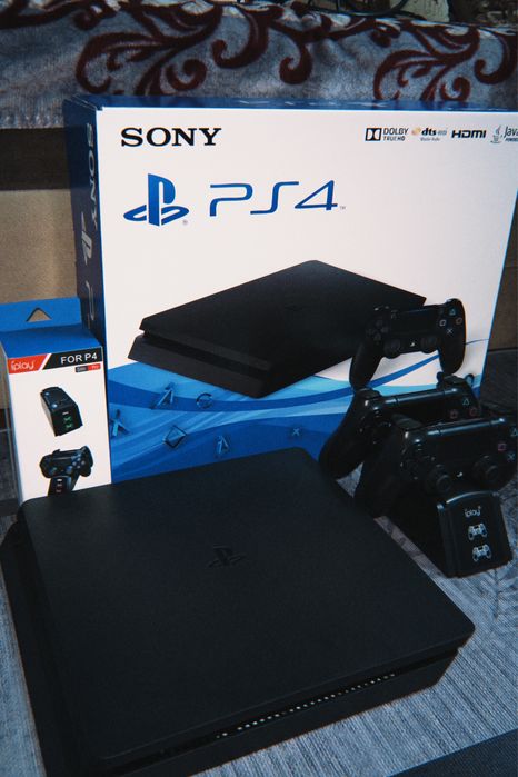 Ps4 slim почти новая в коробке 2 геймпада