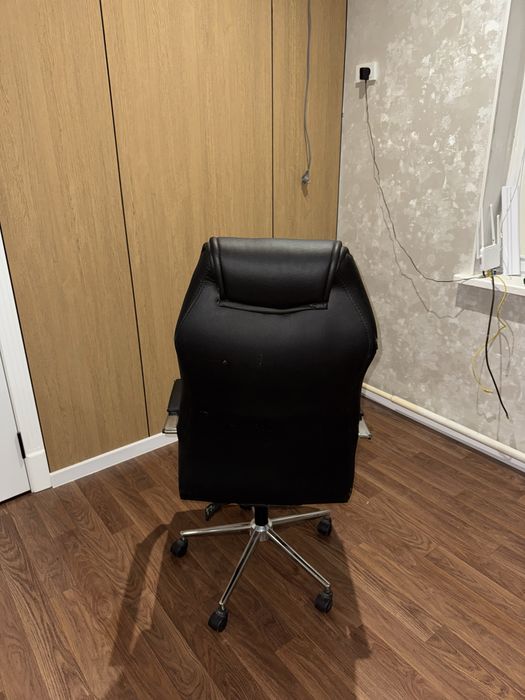 Кожаный кресло….