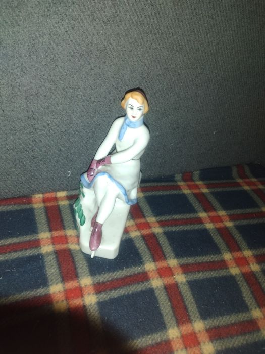 Фарфоровая статуэтка.