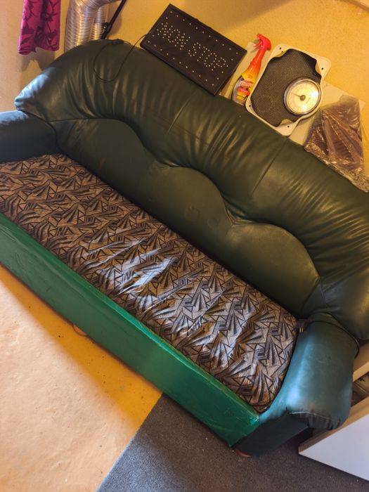 Vând canapea  extensibila imitație piele verde  cu saltea inclusa !