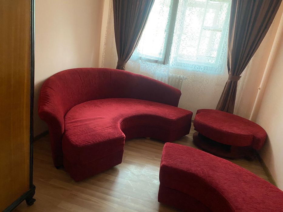 Canapea, măsuță capitonată și piesă semicirculară capitonată=pat dublu