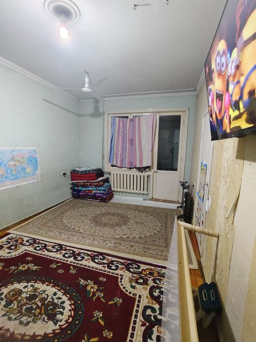 Чиланзар 15.  Продаю 1 комнатная 2 х 6 балкон.  Кирпич